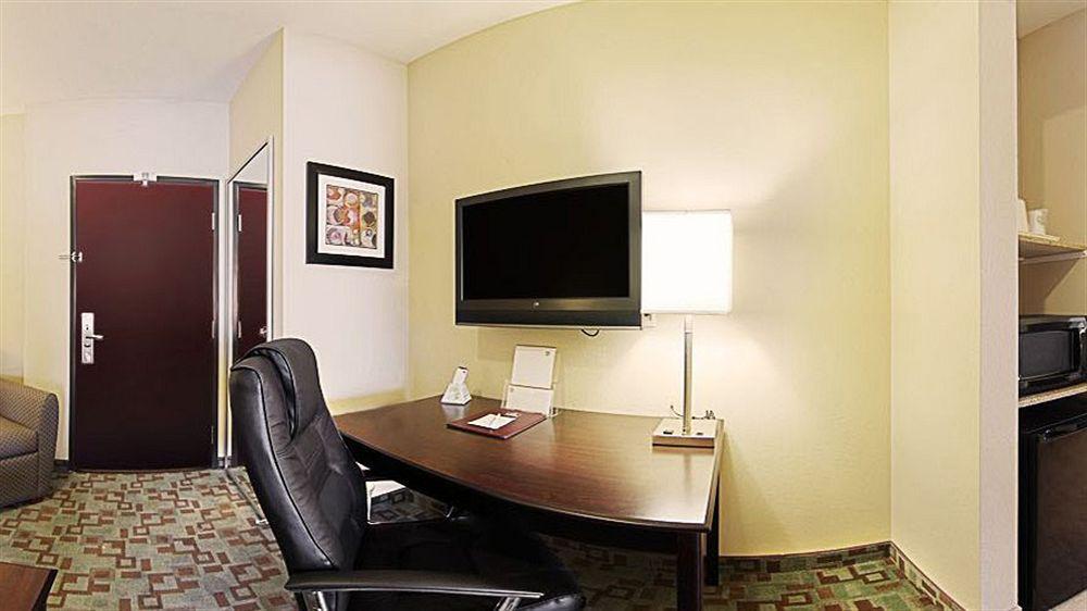 Best Western Plus Eastgate Inn & Suites Уичита Экстерьер фото